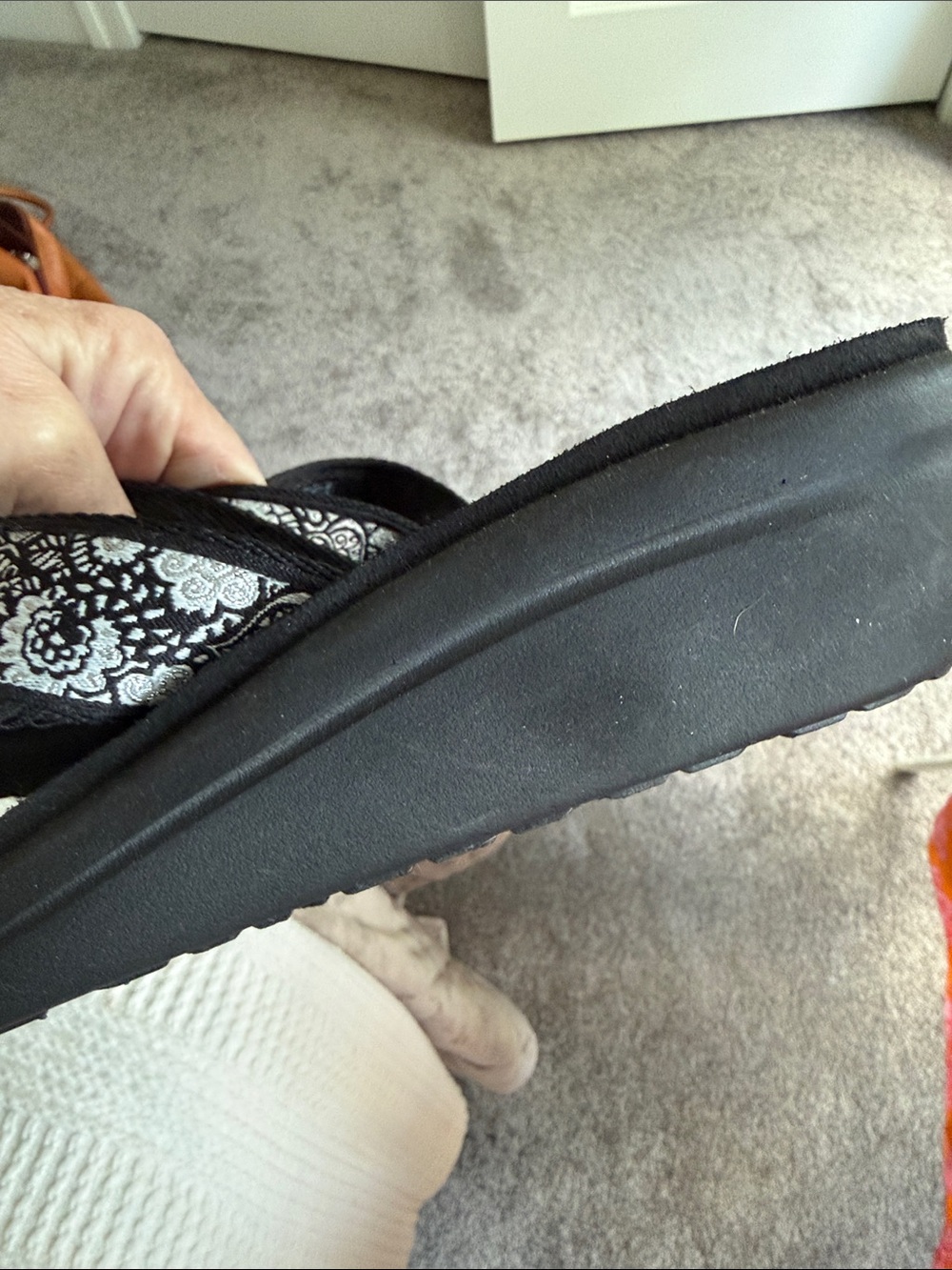 Teva Women’s Black Wedge Flip-Flop with White Paisley Straps Size 10 - Picture 7 of 7